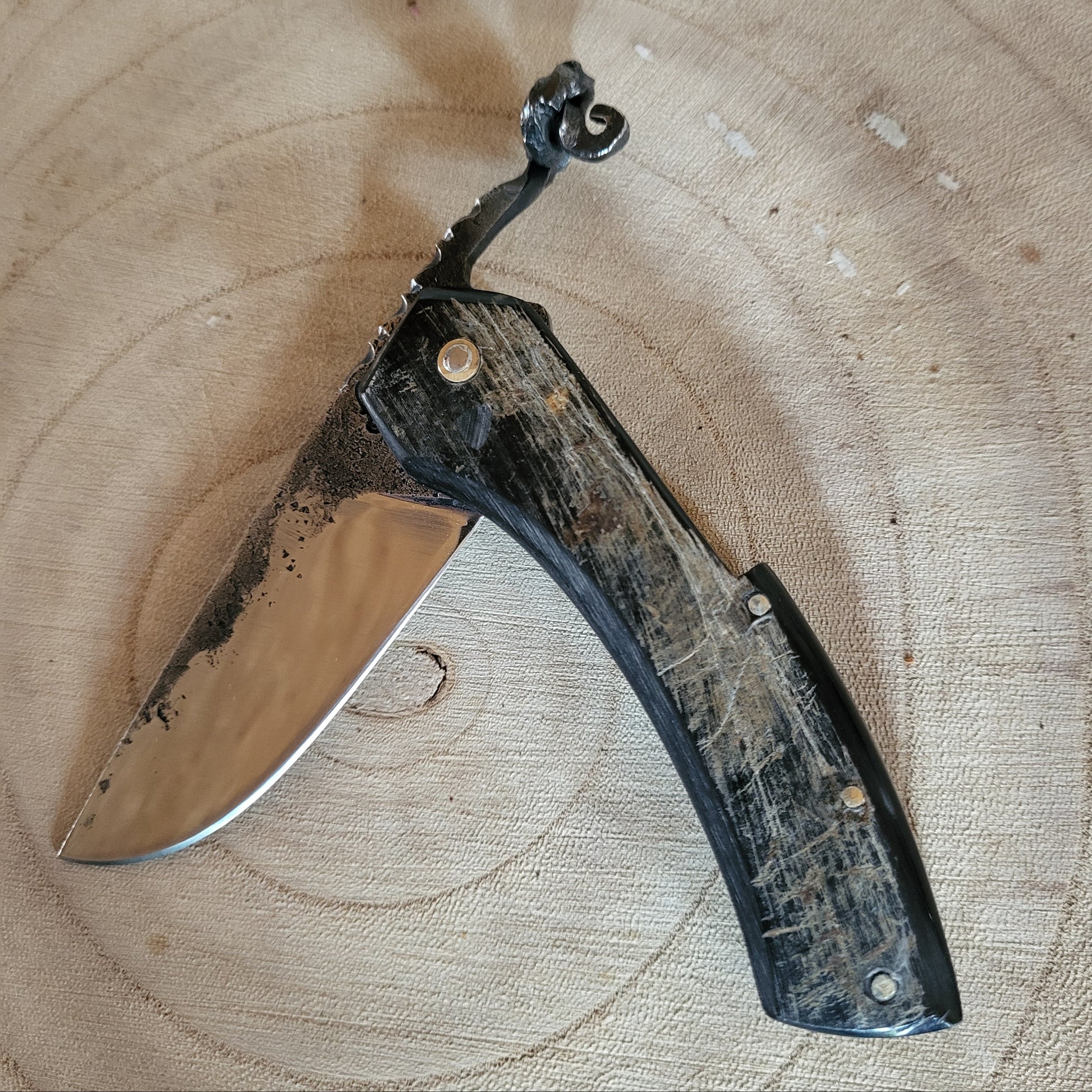 Couteau pliant de type Piémontais en corne de buffle