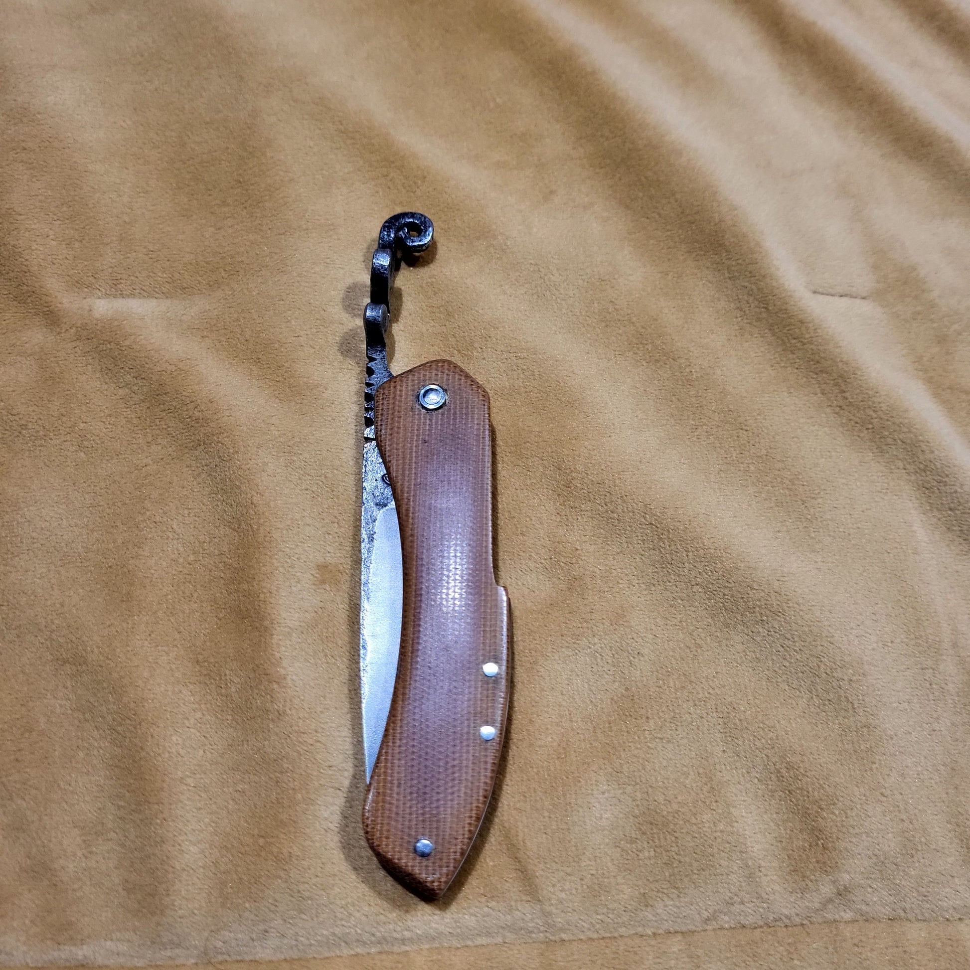 Couteau pliant de type piémontais